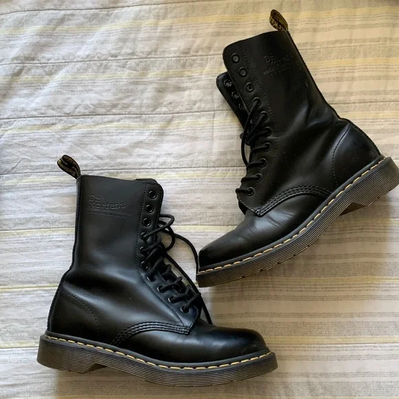 Dr Martens boots - Picture 1 of 7